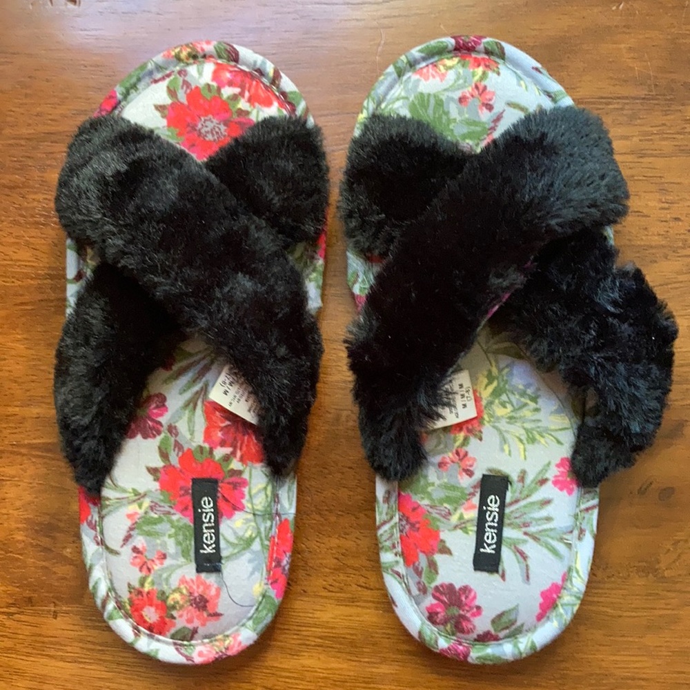 💛3/$15 Kensie Slippers🌺